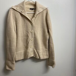 Ribbed XL cream cardigan with collar and button details
